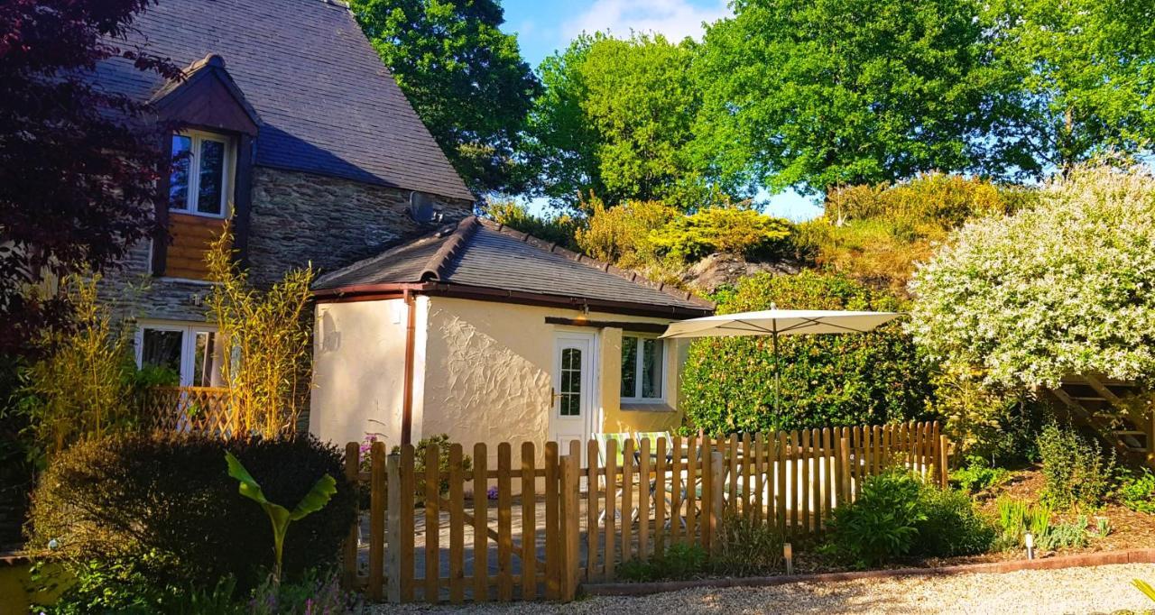 Le Vieux Moulin Gites - A Charming Stone Cottage With Garden View And Seasonal Pool Guégon Exteriér fotografie